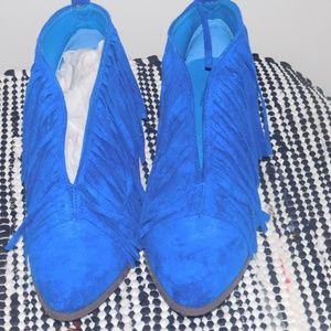 ❤️Electric blue suede tassel booties!